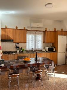 a kitchen with a table with chairs and a refrigerator at Chalet Rutas de Valsequillo in Valsequillo