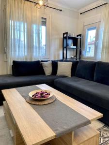 un soggiorno con divano nero e tavolo di Aegean Front Gem Stylish Home a Samos