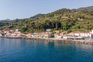 una città sulla riva di un corpo d'acqua di Aegean Front Gem Stylish Home a Samos