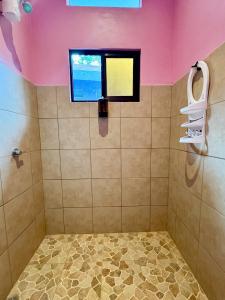 ein Bad mit einer Dusche und einem Fenster in der Unterkunft Caribbean Blue Morpho Casitas in Talamanca