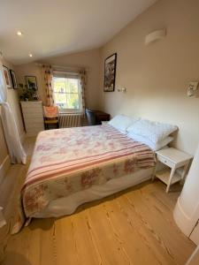 a bedroom with a large bed and a desk at Delightful 2BD Cottage-Chic House Hammersmith! in London
