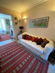 Llit o llits en una habitació de Delightful 2BD Cottage-Chic House Hammersmith!