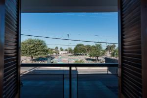una vista da una finestra di un parco giochi di Hotel Alojamiento Raque-Lito a Patquía