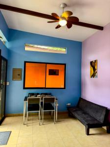 ein Wohnzimmer mit einem Sofa und einem Tisch in der Unterkunft Caribbean Blue Morpho Casitas in Talamanca