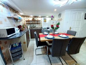 Kuchyňa alebo kuchynka v ubytovaní Downtown Acacia str Apartment + 37 fotografií