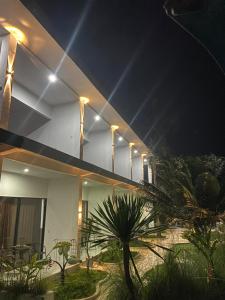 una casa con luces encima de ella por la noche en Pondok Tetebatu Cottages and Cafe, en Tetebatu
