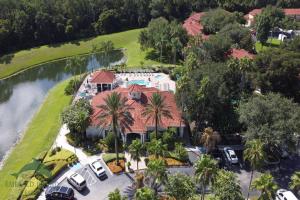 een luchtzicht op een huis met een zwembad bij Emerald Island Resort, Private Pool, Game Room And Bbq Grill, Near Disney!! in Kissimmee
