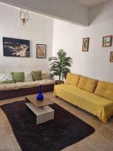 a living room with a couch and a table at Perfeita Cobertura no Flamengo in Rio de Janeiro