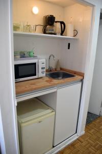 uma pequena cozinha com um micro-ondas e um lavatório em Florida Garden 624 em Buenos Aires