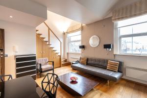 - un salon avec un canapé et une table dans l'établissement Space ApartHotel, à Londres