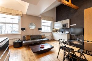 - un salon avec un canapé et une table dans l'établissement Space ApartHotel, à Londres