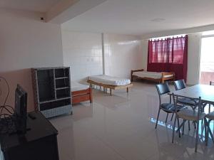 Habitación con mesa y sillas en Departamento de 4 ambientes dos habitaciones dos baños en Mar del Plata