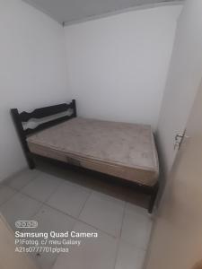 a bed sitting in a corner of a room at Apartamento em Muriqui - RJ - Apto. 202 in Mangaratiba