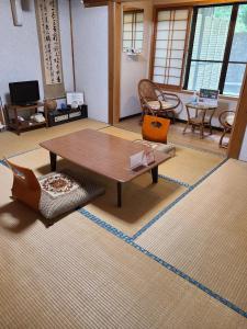 - un salon avec une table basse et un canapé dans l'établissement Ichimaru Ryokan - Vacation STAY 59257v, à Tenkawa