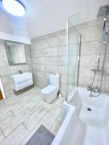 a bathroom with a toilet and a sink and a shower at Central 4 bedroom house in the heart of Birmingham city with Free Parking, and sleeps up to 8! in Birmingham