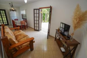 a living room with a couch and a television at Espaço Villa Verde in Socorro