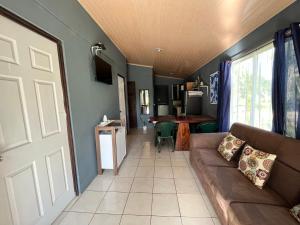a living room with a couch and a table at Casa Ara Macao in Paquera