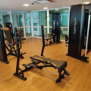 un gimnasio con varios equipos de ejercicio en una habitación en Lindo apartamento na Barra en Salvador