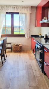 Kuchyň nebo kuchyňský kout v ubytování AG Casa de Aldea Laxe con jardín y playa a 7km