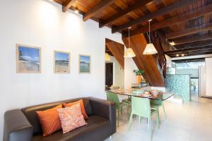 a living room with a couch and a table at Casa Paresí completa na Praia dos Carneiros in Tamandaré