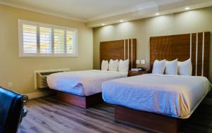 a hotel room with two beds and a window at Greenwich Inn in San Francisco
