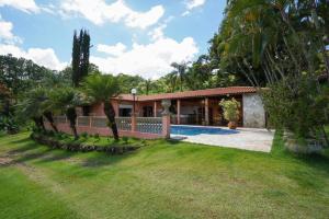 ein Haus mit einem Pool im Hof in der Unterkunft Espaço Villa Verde in Socorro