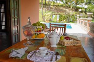 einen Tisch mit einem Tee-Set darüber in der Unterkunft Espaço Villa Verde in Socorro