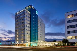 um edifício azul alto ao lado de um edifício branco em AC Hotel by Marriott Beverly Hills em Los Angeles