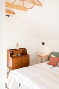 sypialnia z łóżkiem i drewnianą komodą w obiekcie Domki Ulkowo w mieście Słajszewo