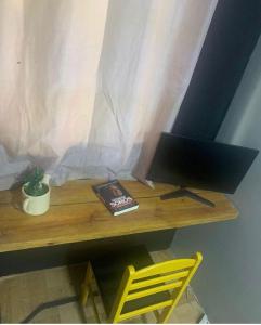 a desk with a laptop computer on top of it at Hostel Niterói in Niterói