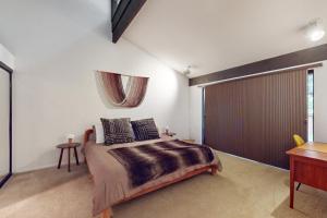 - une chambre avec un grand lit et une fenêtre dans l'établissement Mindful Forest Sanctuary, à Mill Valley