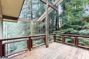 une terrasse en bois avec vue sur les bois dans l'établissement Mindful Forest Sanctuary, à Mill Valley