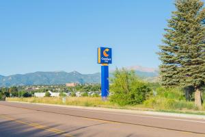 a street sign on the side of a road at Comfort Inn North - Air Force Academy Area in Colorado Springs