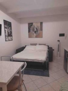 ein Schlafzimmer mit einem Bett in der Ecke eines Zimmers in der Unterkunft Let It Be Franciacorta in Gussago