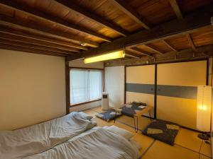 una camera con due letti e un tavolo di MEKIKI古民家 a Yamanashi