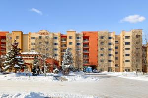 um grande edifício de apartamentos com neve em frente em Chula Vista Condo 2632/2634 em Wisconsin Dells
