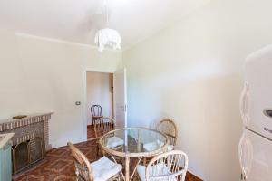 sala de estar con mesa de cristal y sillas en Casa Fiorella - Irpinia en Lioni