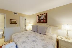 um quarto com uma cama grande e 2 candeeiros em 4250 Mariner's Watch Villa em Kiawah Island