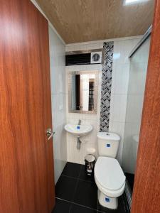 uma casa de banho com um WC e um lavatório em Apartamento en Normandia a 10 minutos del aeropuerto em Bogotá