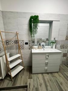 a bathroom with a sink and a mirror at Il nido del Viaggiatore in San Giorgio Ionico