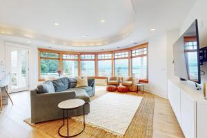 a living room with a couch and a tv at Whidbey Wonder in Clinton