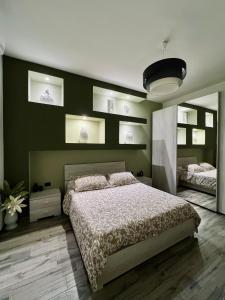una camera con un letto e una parete nera di Il nido del Viaggiatore a San Giorgio Ionico