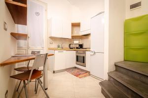 cocina con mesa y nevera verde en Margherita Suite, en Bolonia 27 fotos más