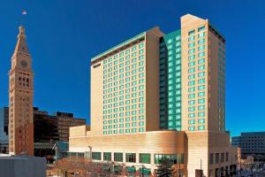 un grand bâtiment avec une tour d'horloge dans une ville dans l'établissement The Westin Denver Downtown, à Denver