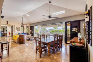 uma sala de jantar e sala de estar com mesa e cadeiras em Hermitage Paradise em Cabo San Lucas