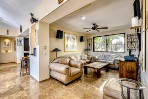 uma sala de estar com dois sofás e uma mesa em Hermitage Paradise em Cabo San Lucas