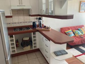 a small kitchen with a counter top and a couch at Bella vista departamento amoblado in Iquique