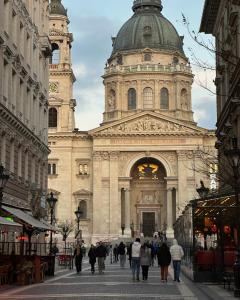 un grande edificio con una torre dell'orologio in una città di Dolce Vita Basilica a Budapest