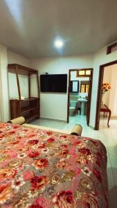 1 dormitorio con 1 cama y TV. en Nueva Tierra, Ayampe-Suite en Las Tunas