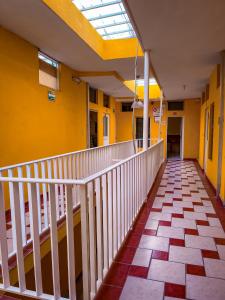 un couloir vide dans une école aux murs jaunes dans l'établissement Hotel Buenos Aires, à Durango